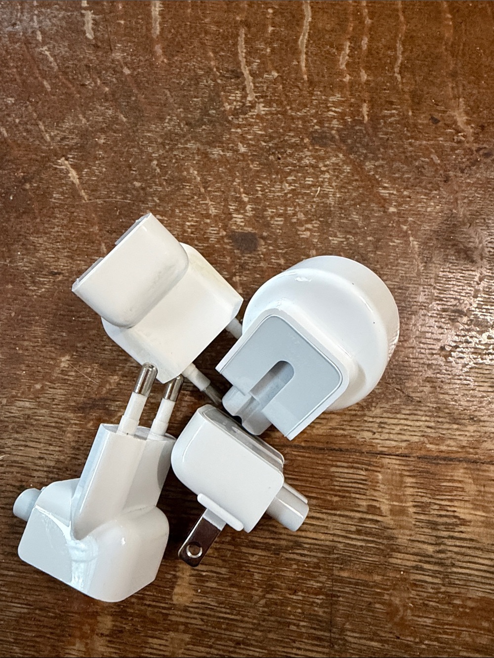 Apple White Travel Power Plug Adapter Set of 4